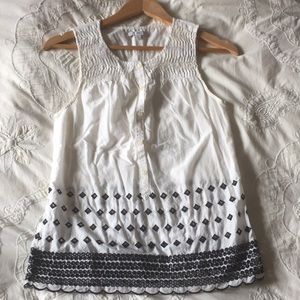 Sz XS Gap white sleeveless top with embroidery